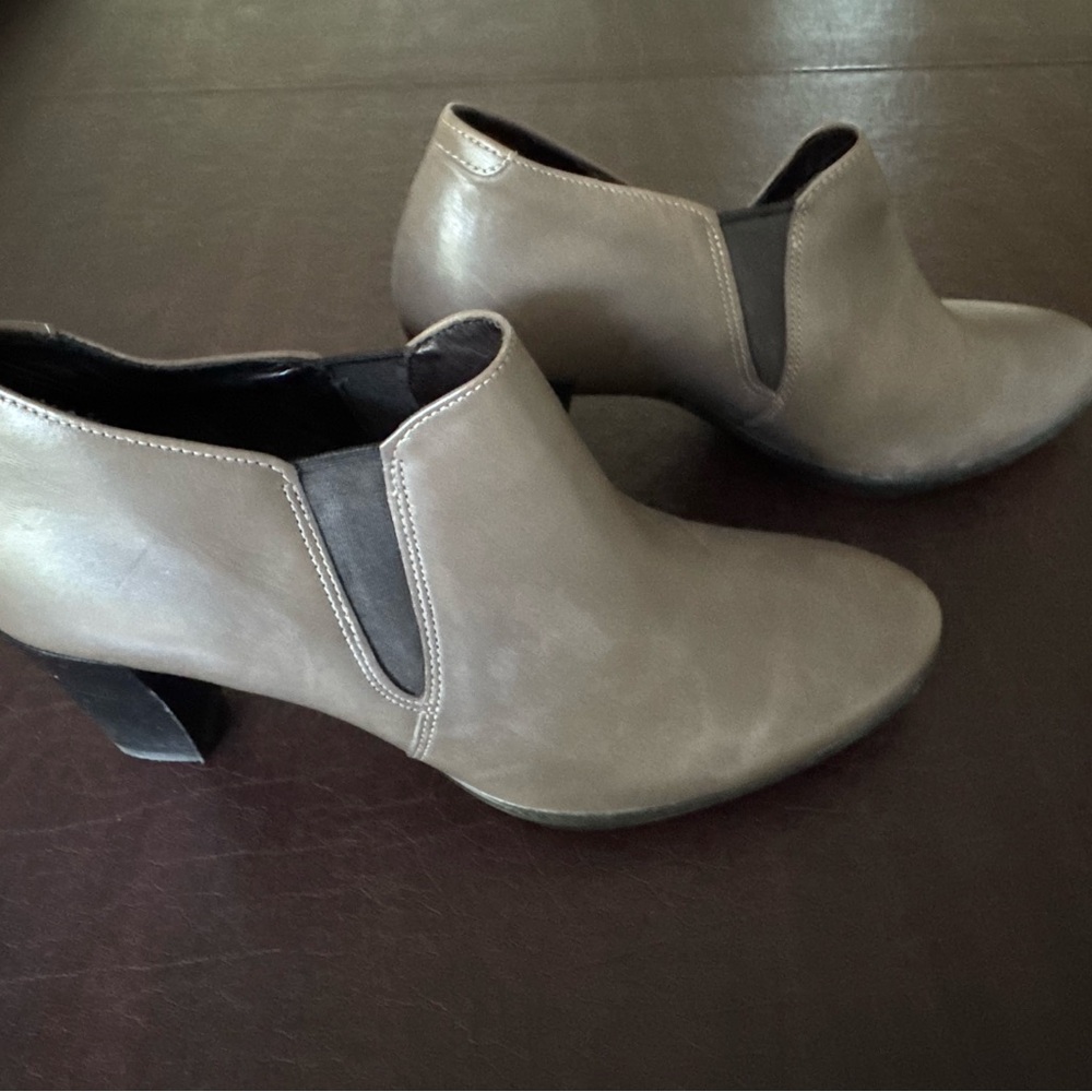 Ecco Women's Gray Ankle Booties Size 39. 8.5